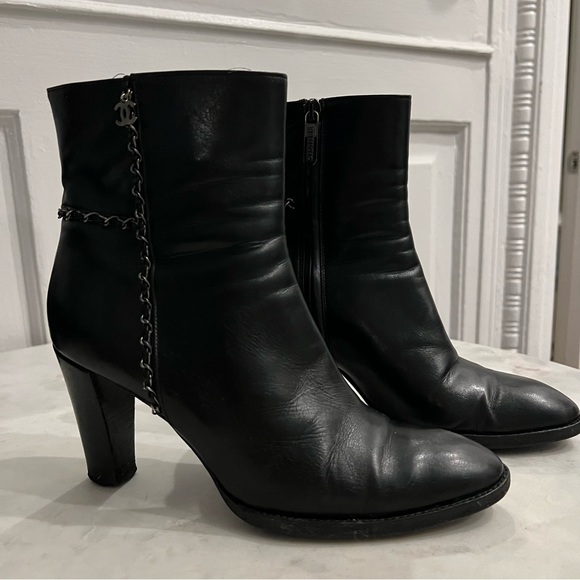 Chanel black leather booties with silver chain size 40 - Picture 7 of 11